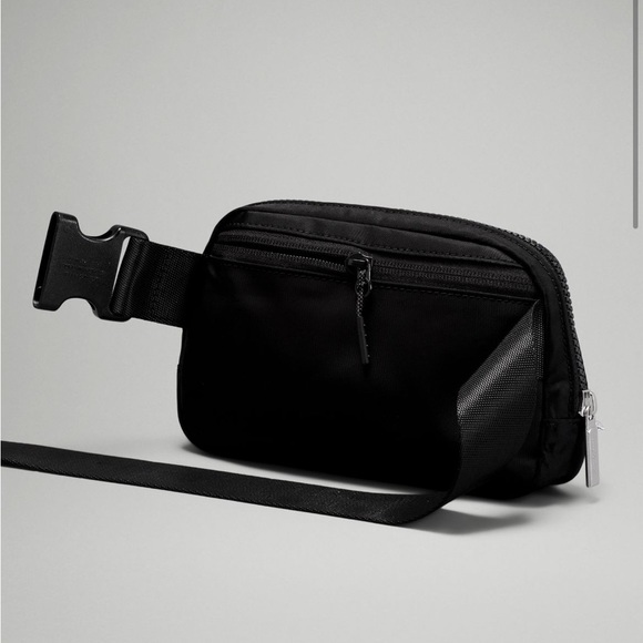 BNWT Lululemon Everywhere Belt Bag Black - Picture 4 of 7